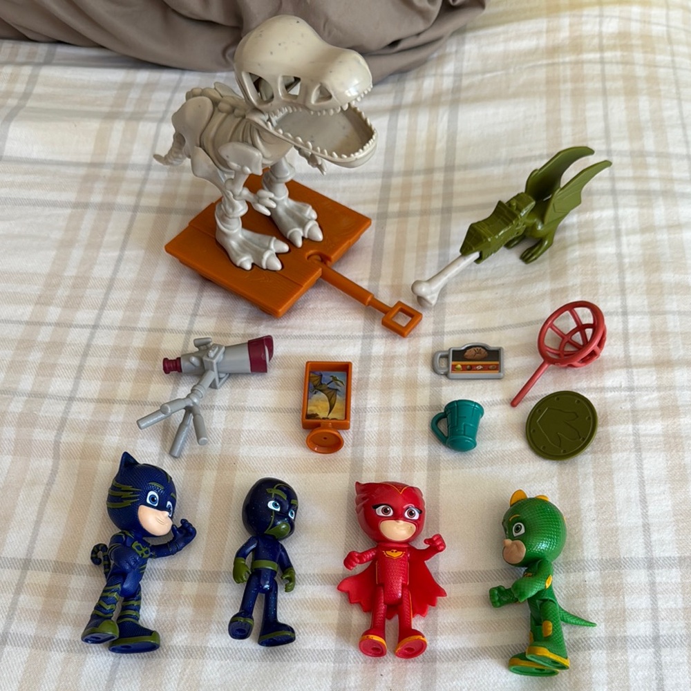 14 PC : PJ Masks Dino Trouble Adventure Playset with 4 Figures & 10 Accessories